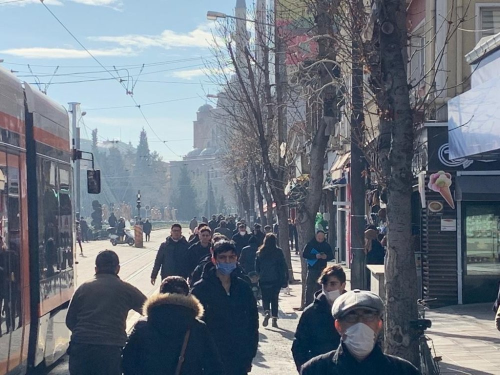 Güneşli havayı gören Eskişehirliler soluğu sokakta aldı