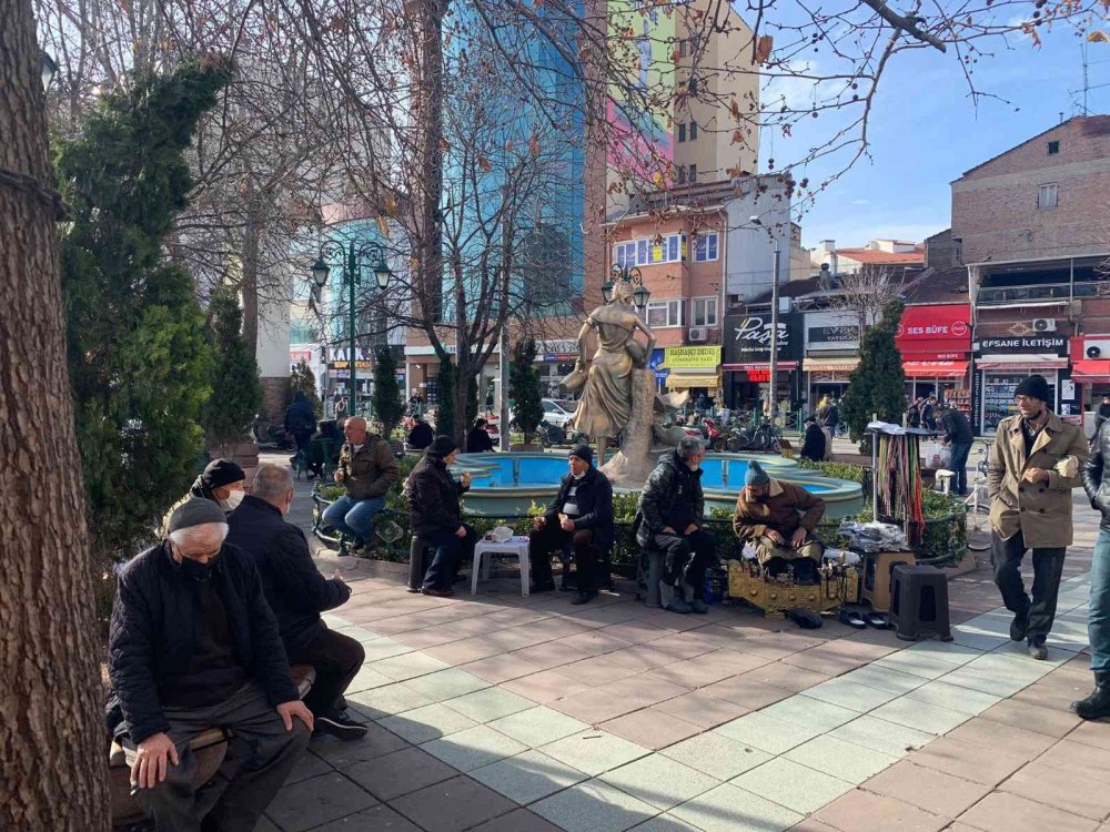 Güneşli havayı gören Eskişehirliler soluğu sokakta aldı