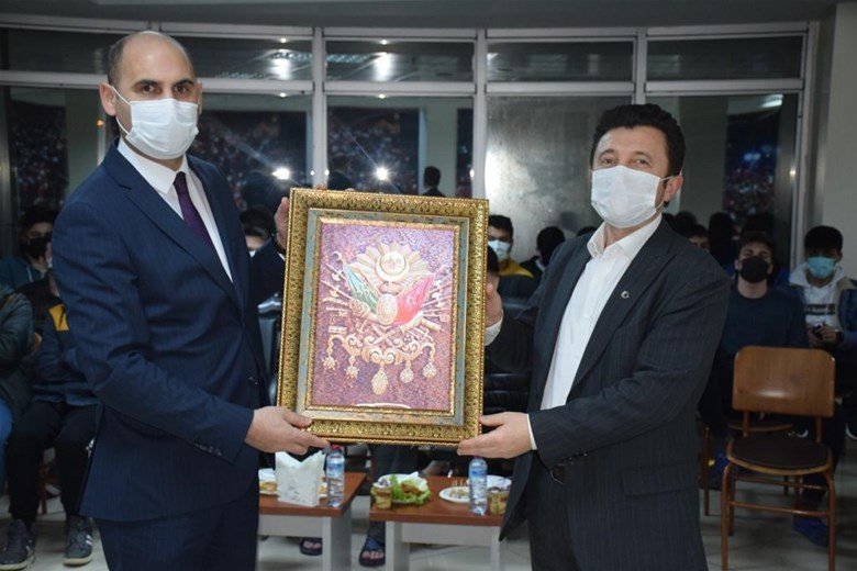 KYK Genel Müdür Yardımcısı Özdemir öğrencilere yemek dağıttı