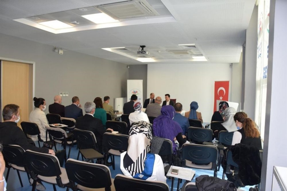 KYK Genel Müdür Yardımcısı Özdemir öğrencilere yemek dağıttı