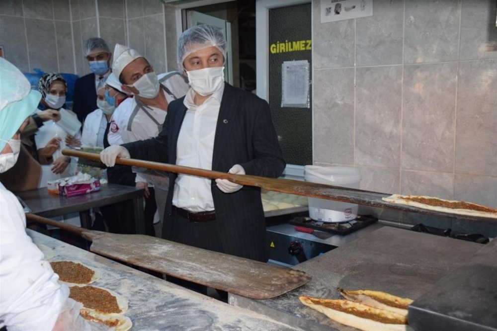 KYK Genel Müdür Yardımcısı Özdemir öğrencilere yemek dağıttı