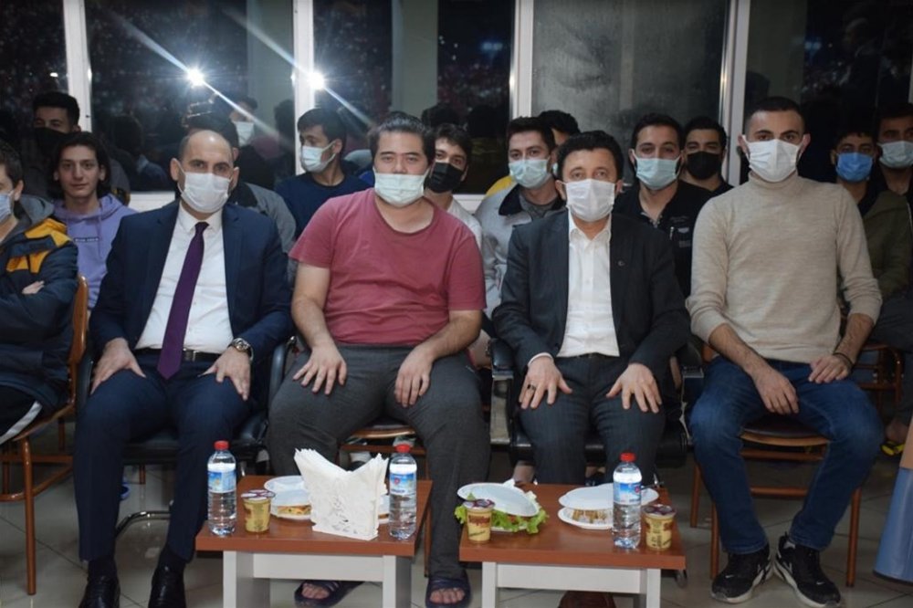 KYK Genel Müdür Yardımcısı Özdemir öğrencilere yemek dağıttı