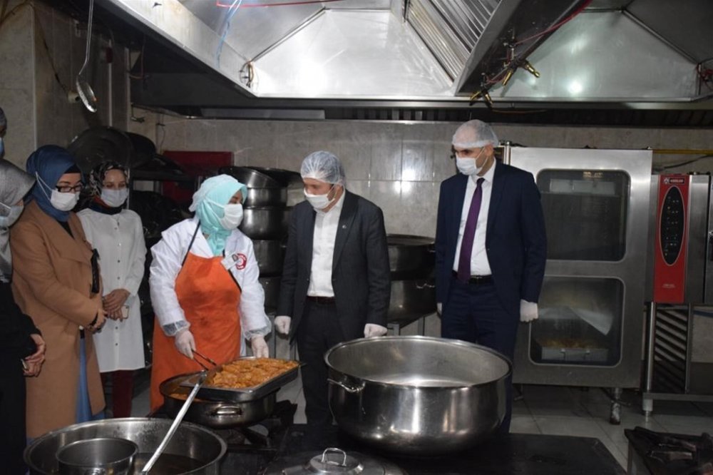 KYK Genel Müdür Yardımcısı Özdemir öğrencilere yemek dağıttı