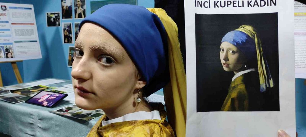 Öğrenciler arkadaşlarına makyaj yaptı, gören gözlerine inanamadı