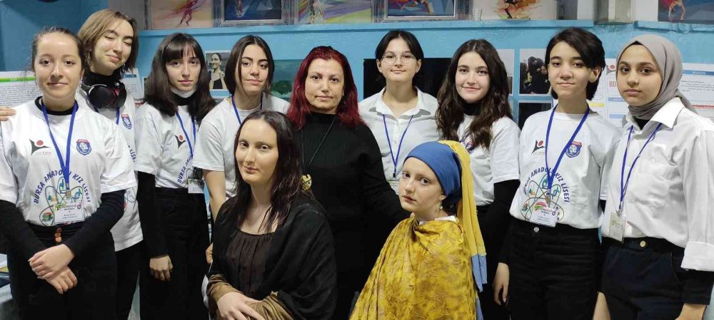 Öğrenciler arkadaşlarına makyaj yaptı, gören gözlerine inanamadı