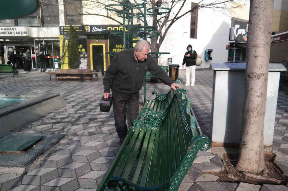 Onarım gerektiren banklar Recep Dedeye emanet