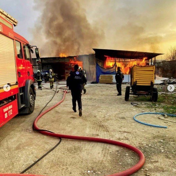 Tonlarca malzeme olan depo alevlere teslim oldu
