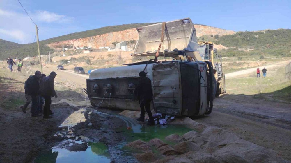 Akaryakıt tankeri kontrolden çıkıp ters döndü