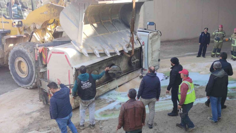 Akaryakıt tankeri kontrolden çıkıp ters döndü