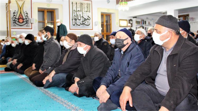 sabah-namazinda-ailecek-camide-bulusmasi1.jpg