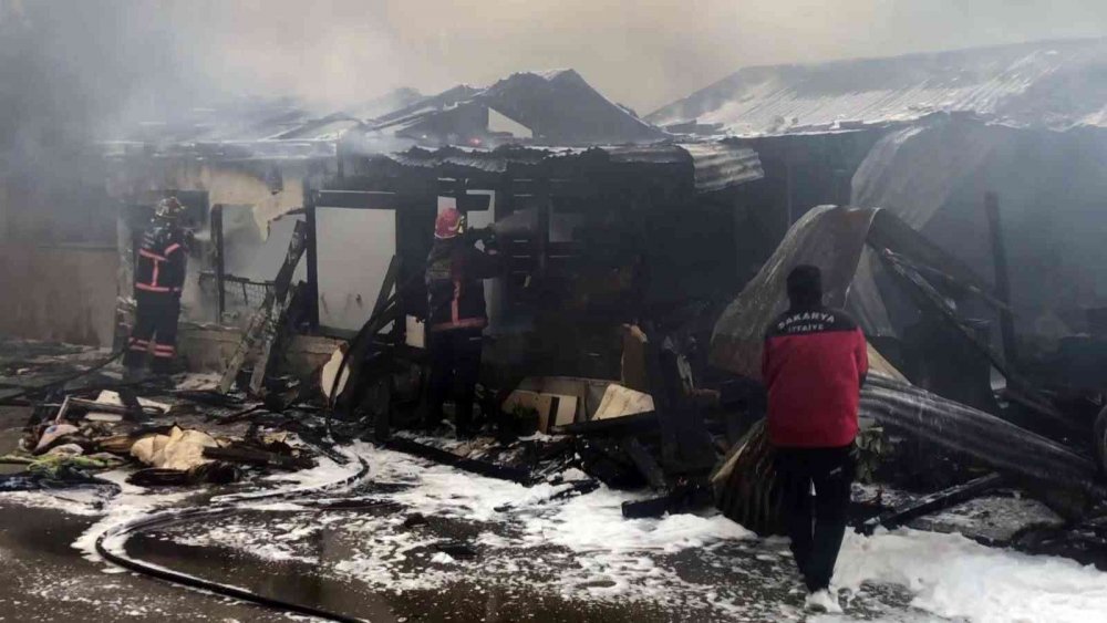 Yaşlı çiftin kaldığı baraka alev topuna döndü
