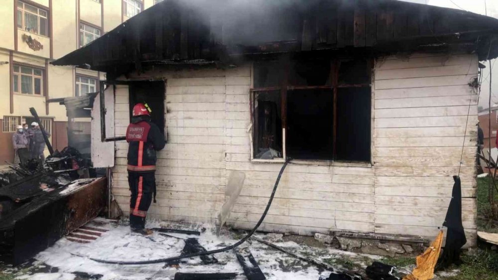 Yaşlı çiftin kaldığı baraka alev topuna döndü