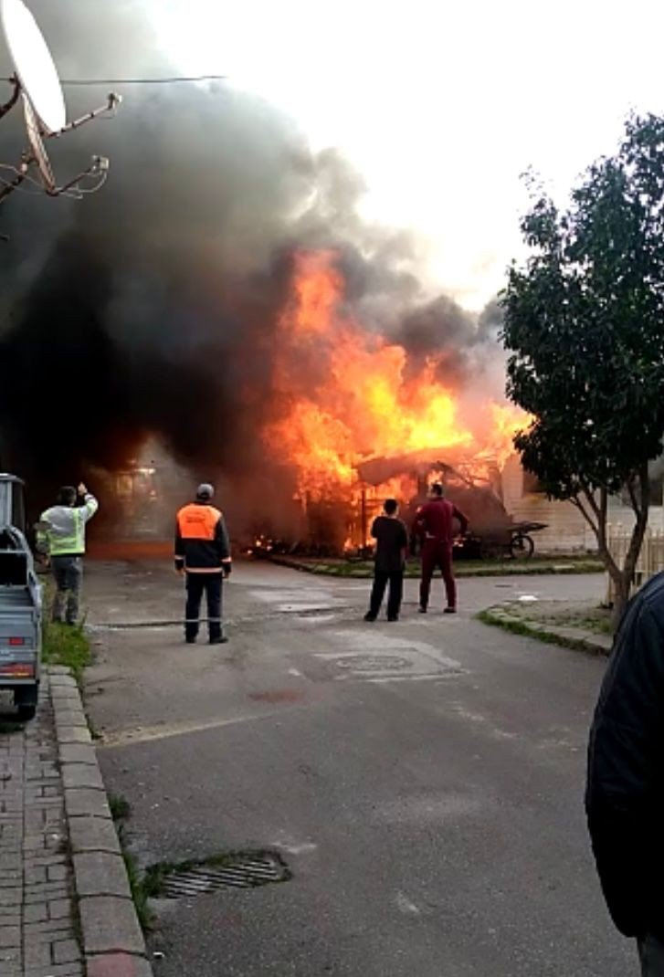 Yaşlı çiftin kaldığı baraka alev topuna döndü