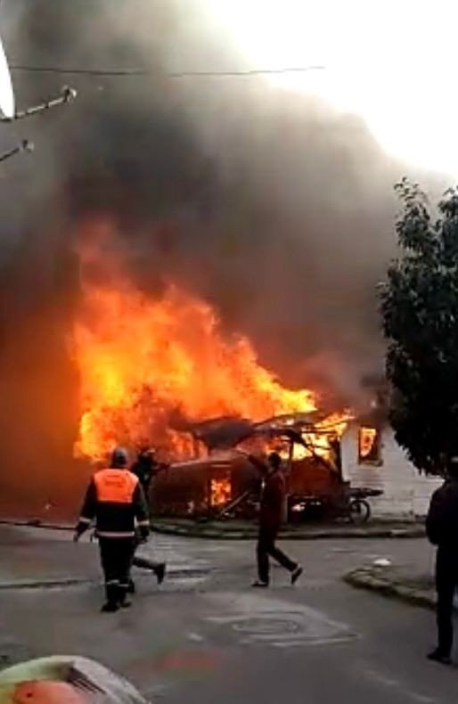 Yaşlı çiftin kaldığı baraka alev topuna döndü