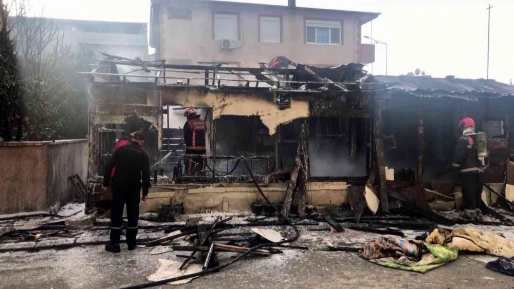 Yaşlı çiftin kaldığı baraka alev topuna döndü