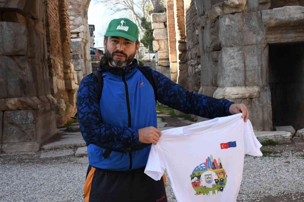 296 gündür yürüyen sanatçı İznik’te