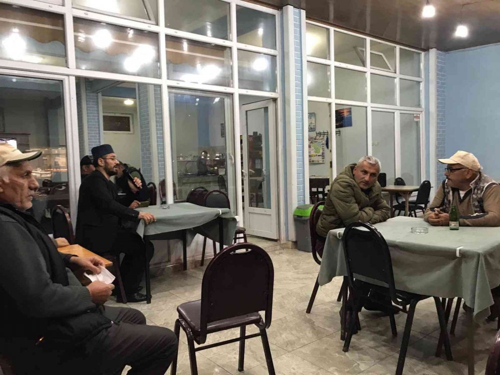 Cami imamı, cemaati için soluğu kahvehanede aldı