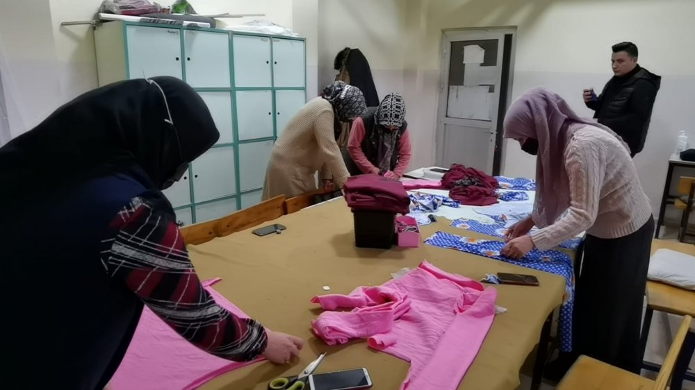 İhtiyaç sahibi çocuklara elbise diktiler