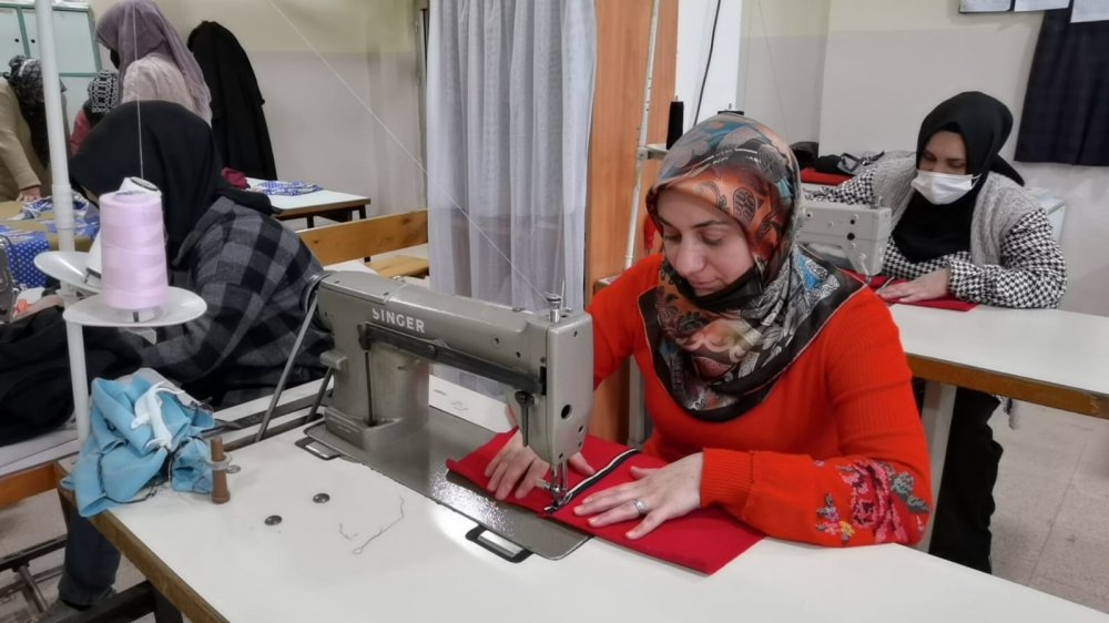 İhtiyaç sahibi çocuklara elbise diktiler