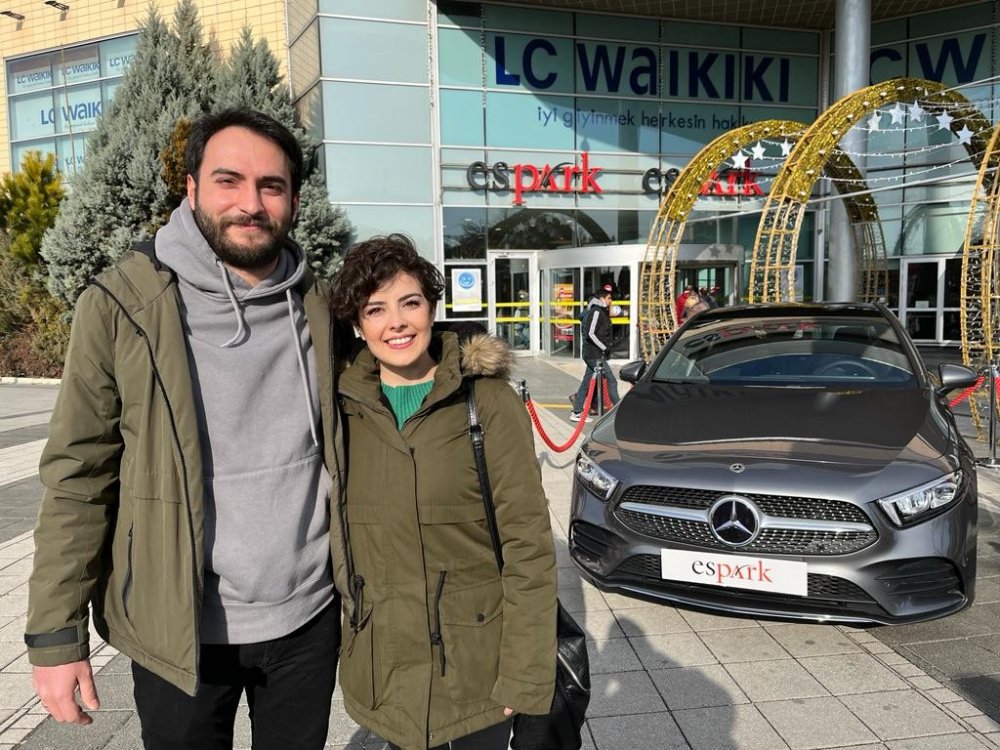 Nikâhtan bir gün önce son model otomobil kazandılar