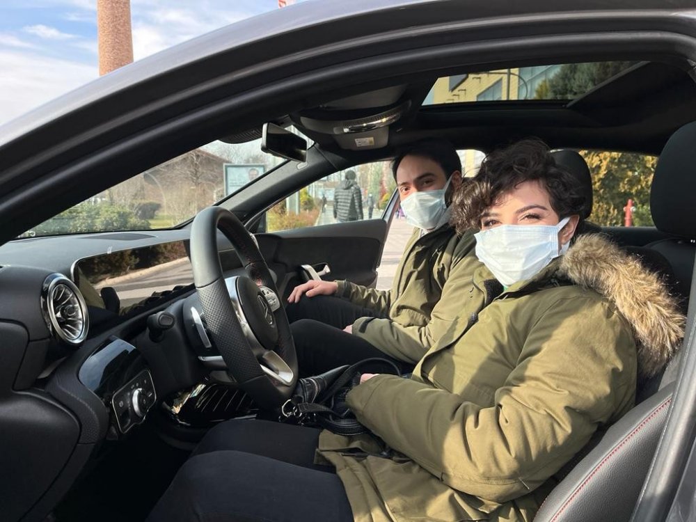 Nikâhtan bir gün önce son model otomobil kazandılar