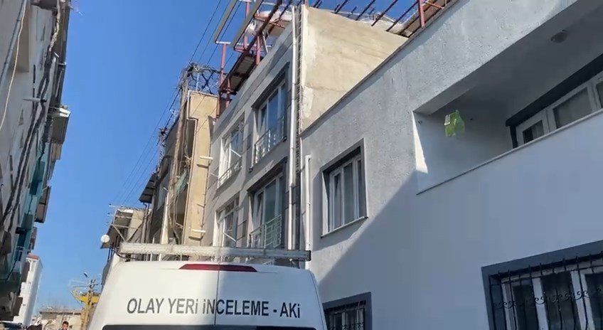 3 katlı evinin çatısını tamir ederken yere düşüp hayatını kaybetti