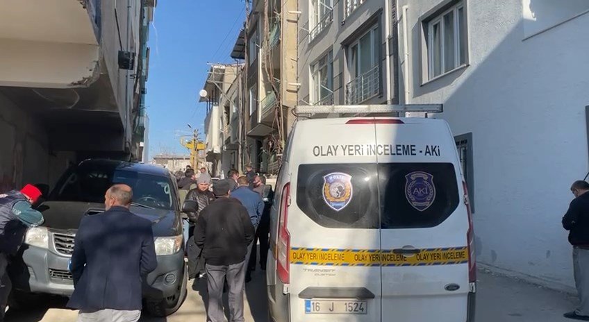 3 katlı evinin çatısını tamir ederken yere düşüp hayatını kaybetti