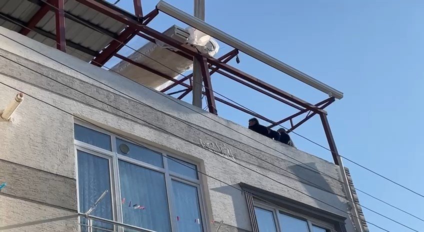 3 katlı evinin çatısını tamir ederken yere düşüp hayatını kaybetti