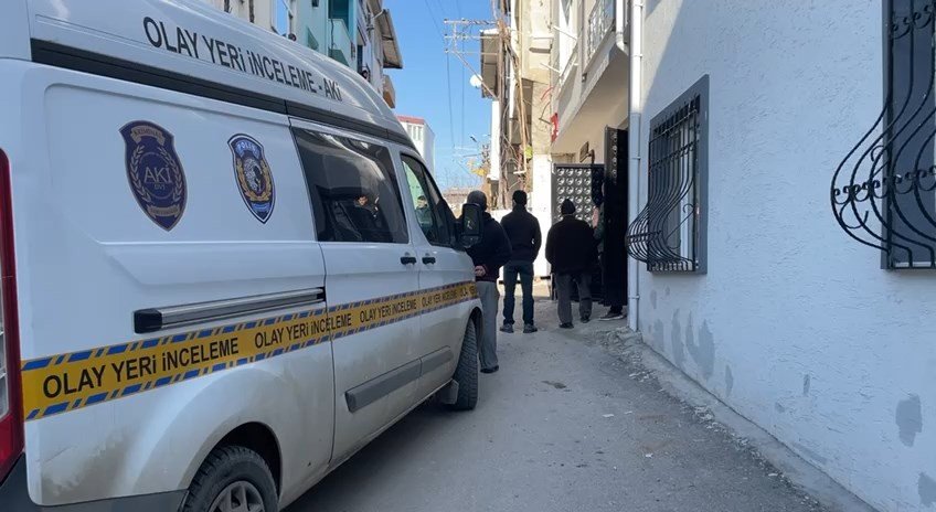 3 katlı evinin çatısını tamir ederken yere düşüp hayatını kaybetti