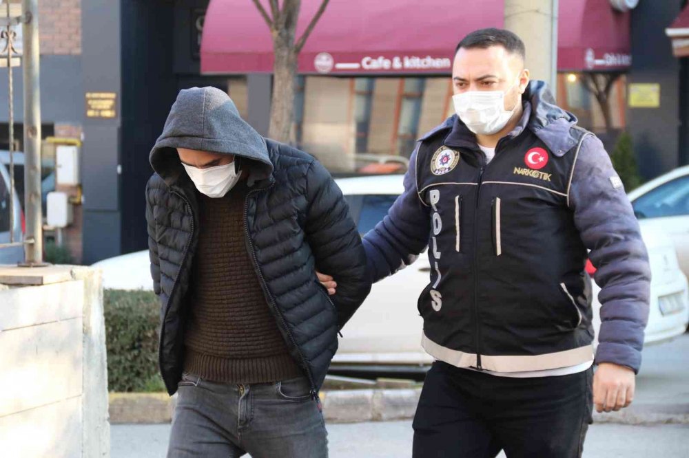 2 buçuk kilo uyuşturucu maddeyle yakalanan 3 şüpheli tutuklandı