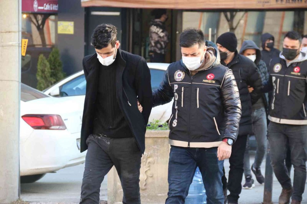 2 buçuk kilo uyuşturucu maddeyle yakalanan 3 şüpheli tutuklandı