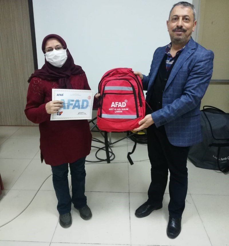 Eğitimlerini tamamlayan AFAD gönüllüleri sertifikalarını aldı