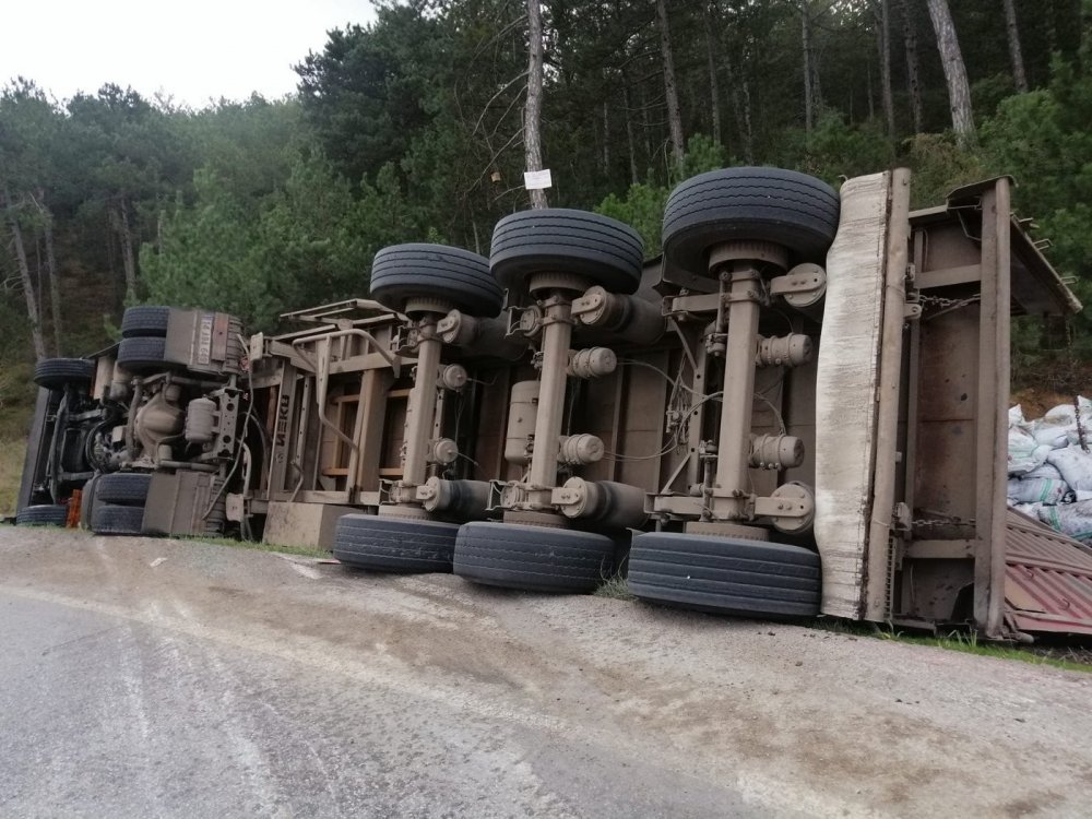 Kömür yüklü tır devrildi: 1 yaralı