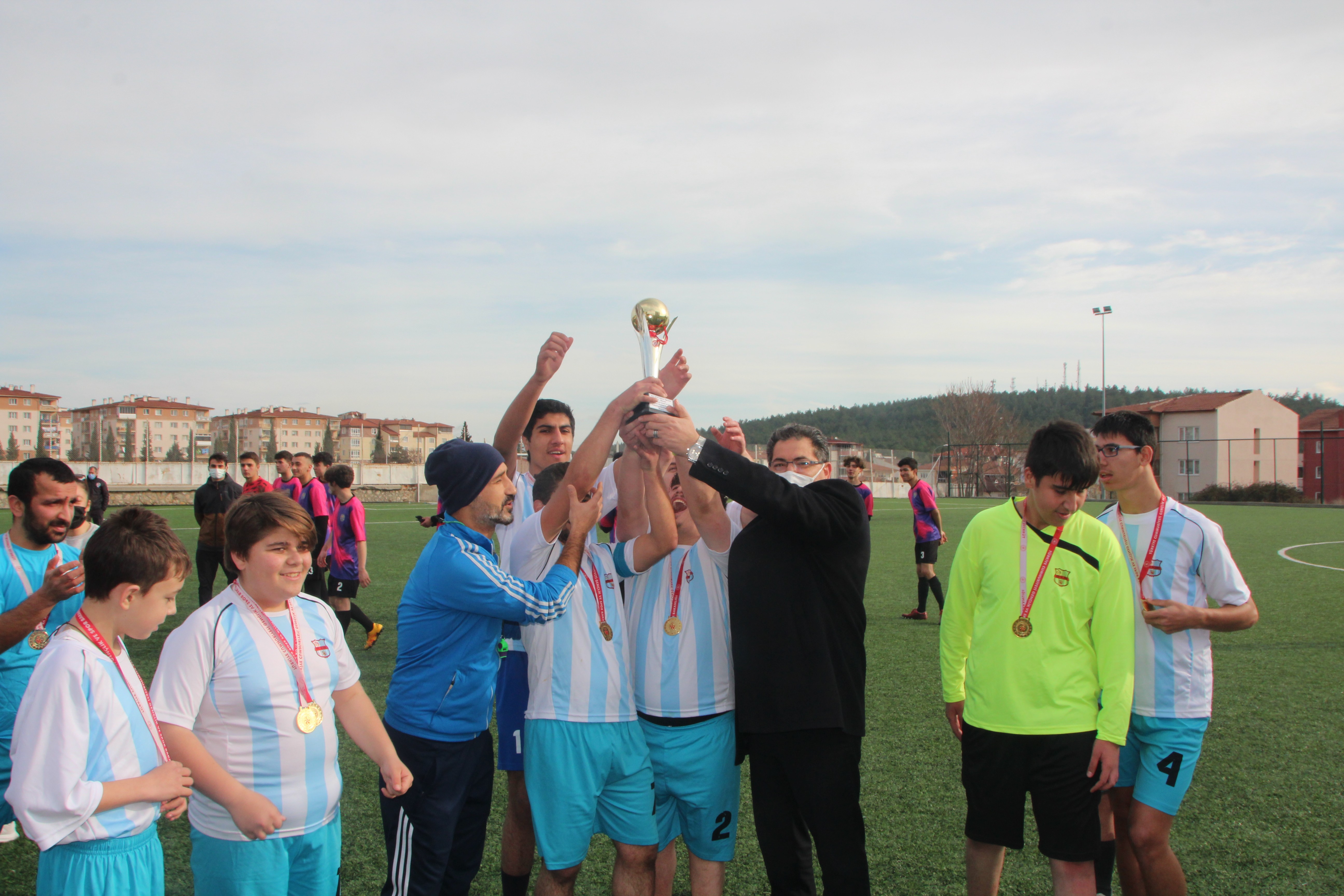 ilk-defa-futbol-macina-ciktilar-001.jpg