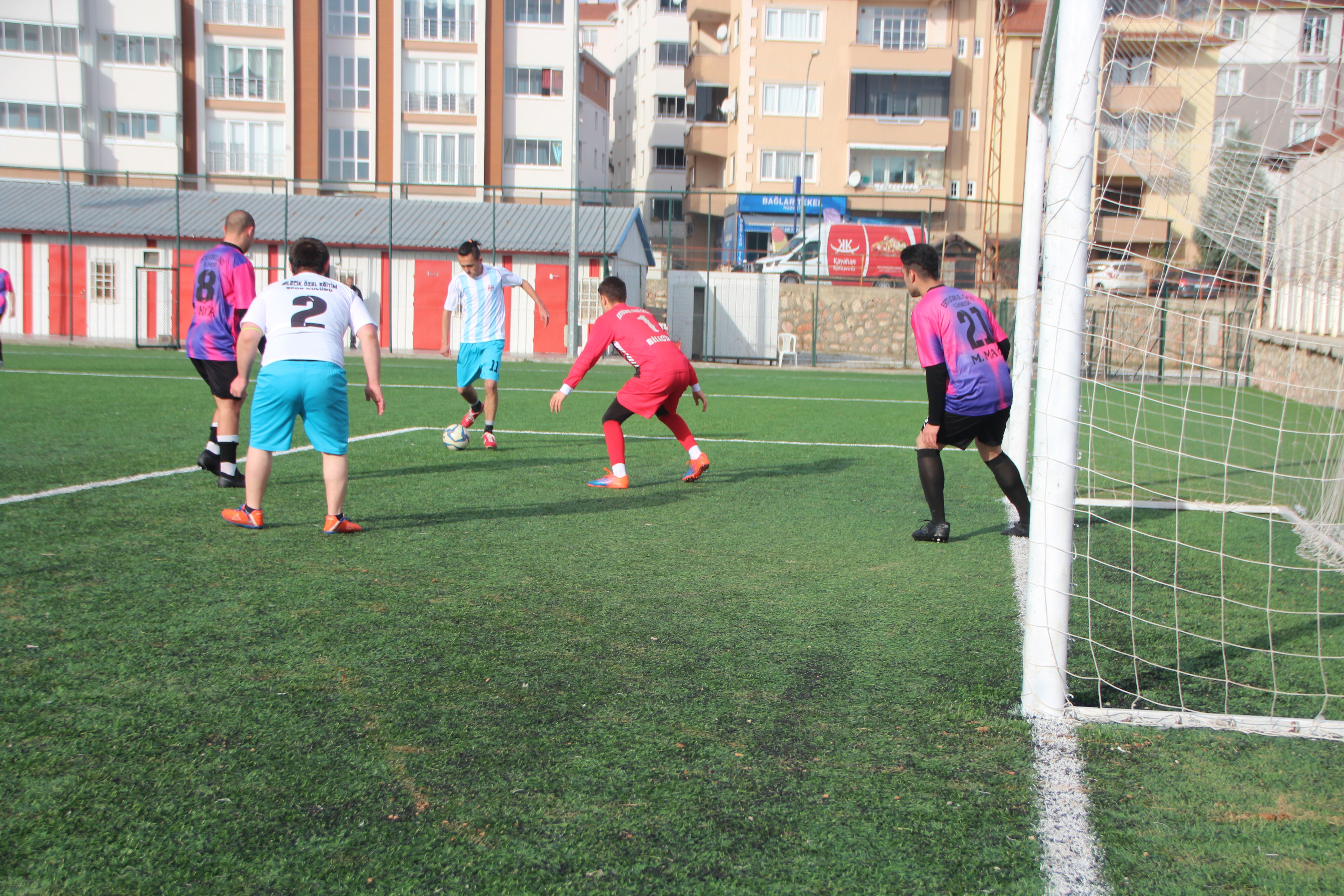 ilk-defa-futbol-macina-ciktilar-002.jpg
