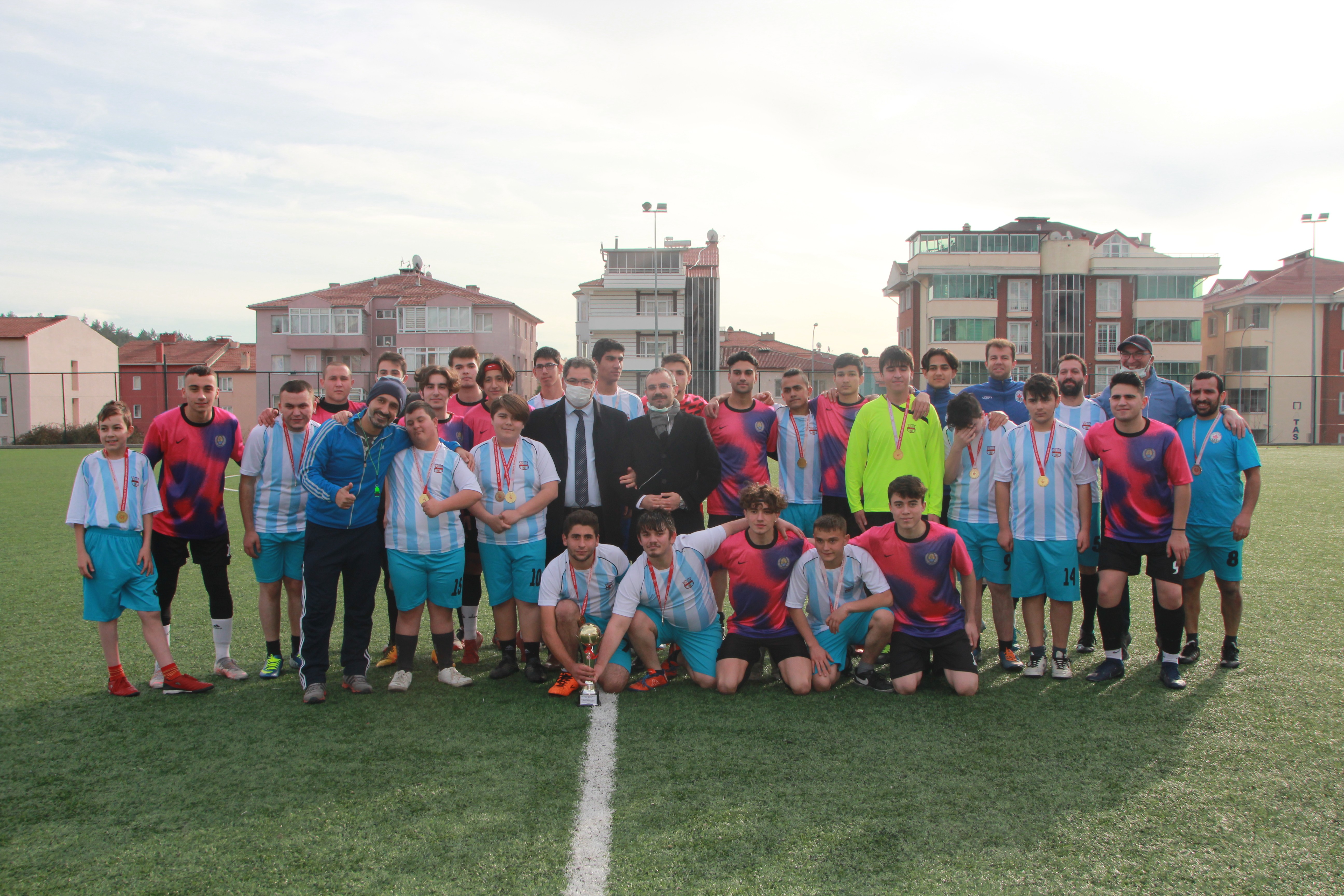 ilk-defa-futbol-macina-ciktilar.jpg