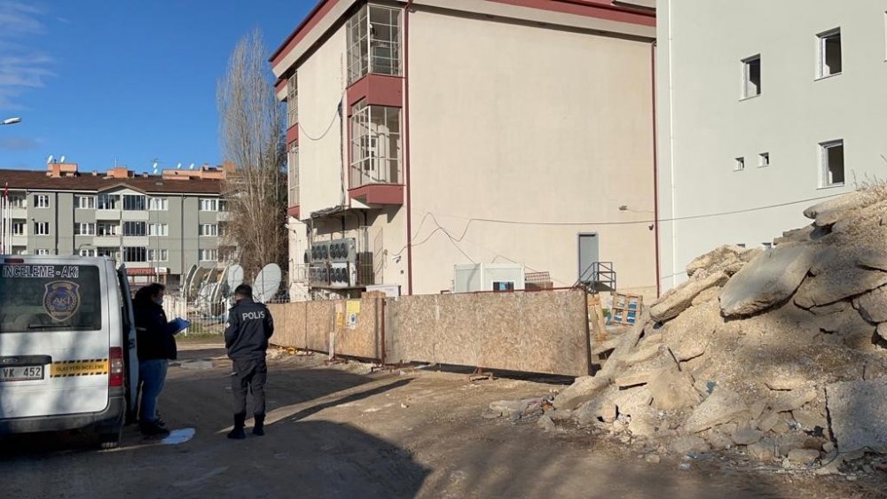 İnşaat işçisi çalışırken ayağından vuruldu