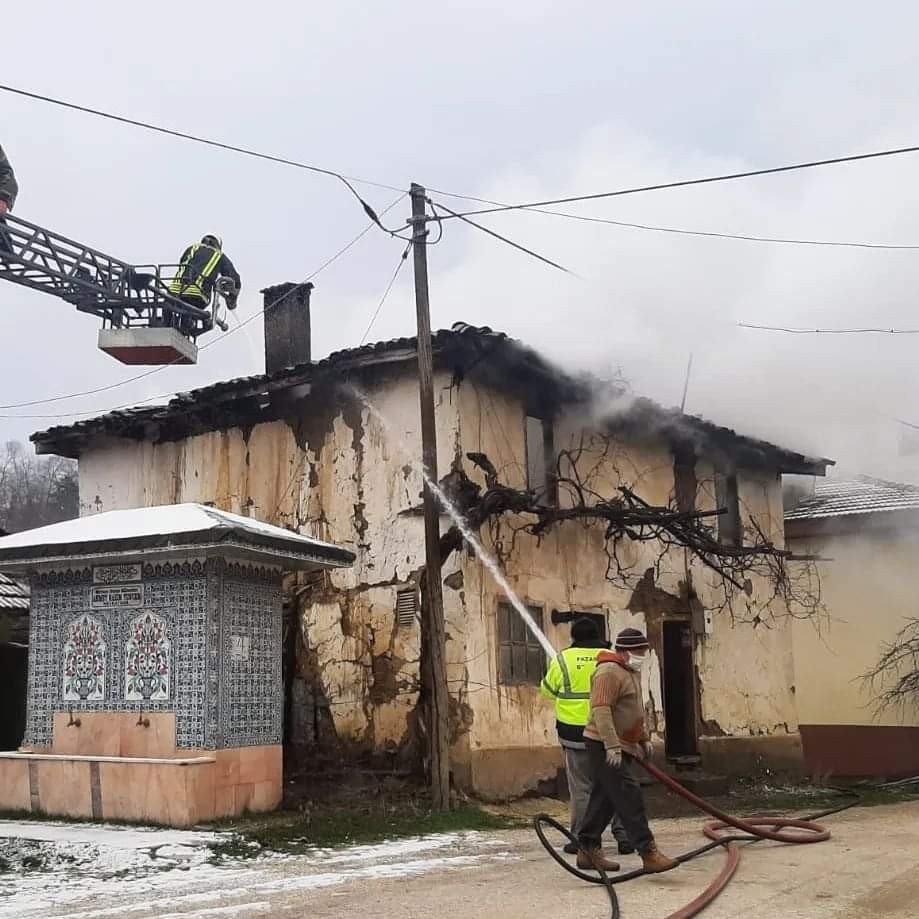 Metruk binada yangın çıktı