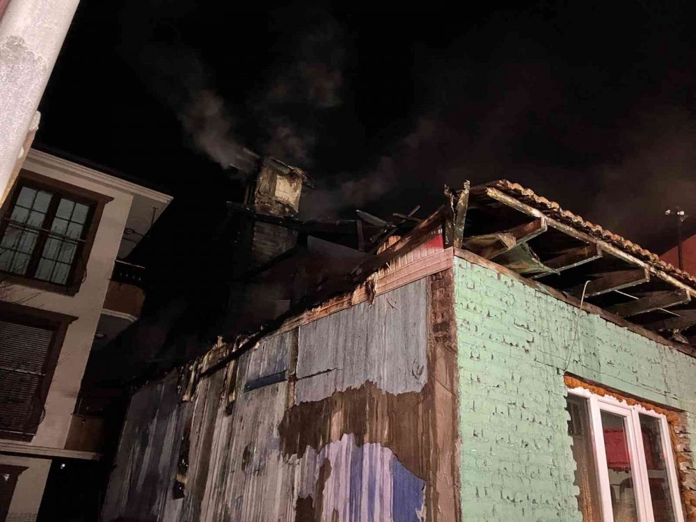 Alevlere teslim olan ahşap ev kullanılamaz hale geldi