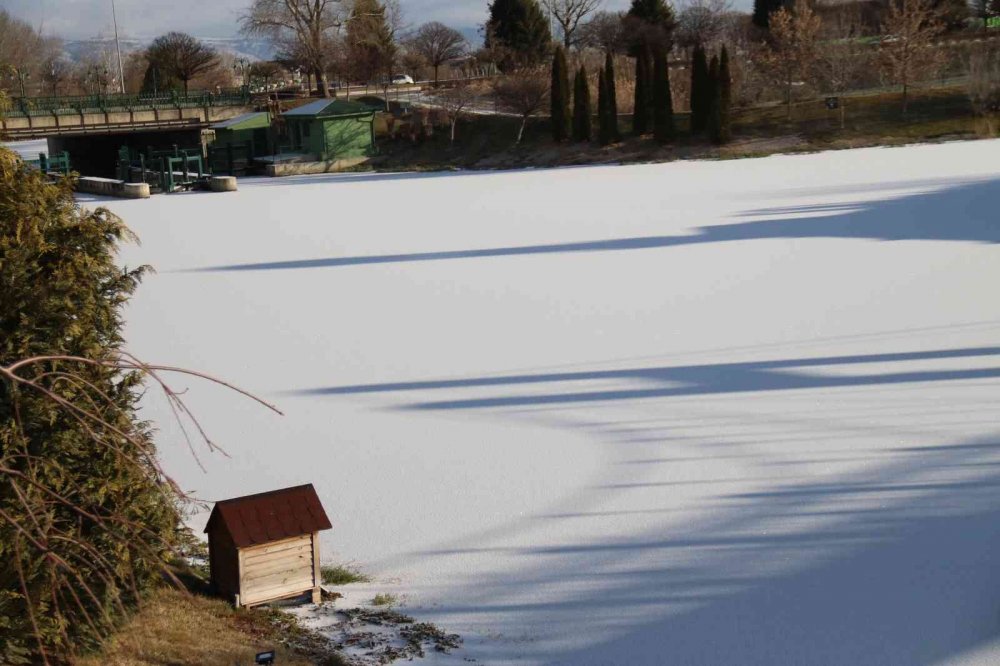 Buz tutan Porsuk Çayı’nda kartpostallık manzaralar