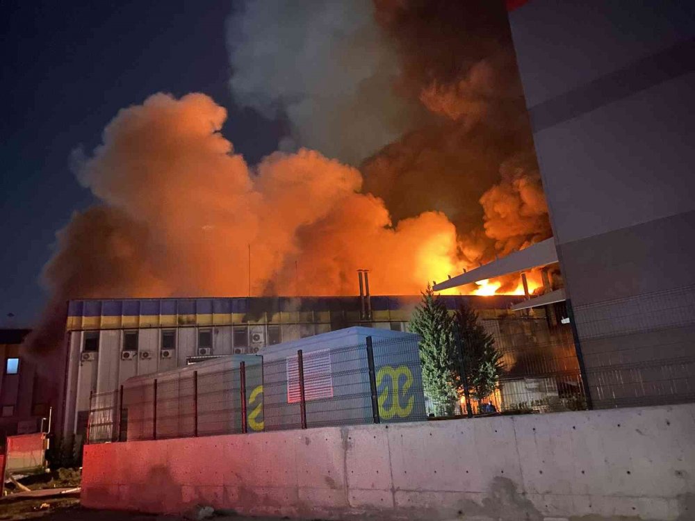 Korkutan yangın 5 saat sonra kontrol altına alındı