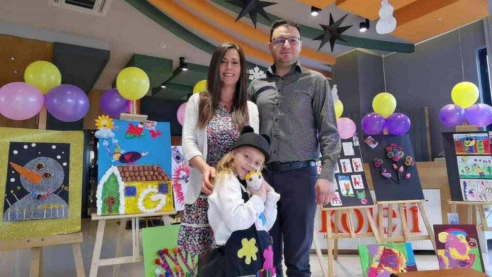 Minik ressam, sergisinin gelirleriyle sokak hayvanlarına mama alacak