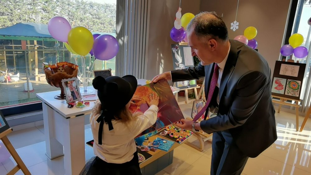 Minik ressam, sergisinin gelirleriyle sokak hayvanlarına mama alacak