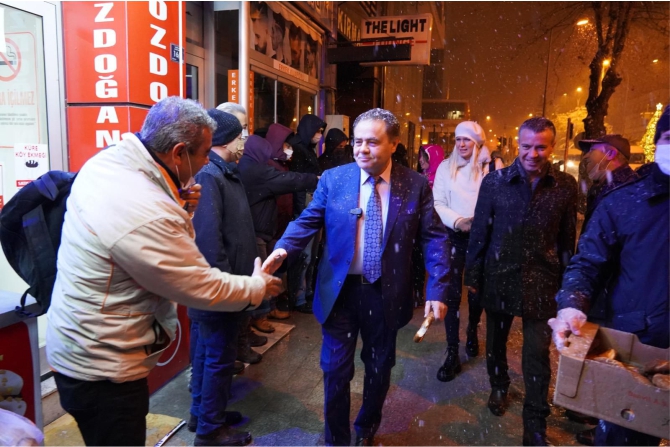 baskan-semih-sahin-esnaf-ve-vatandaslara-simit-ikram-etti1.jpg