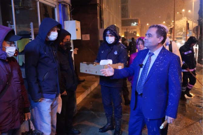 baskan-semih-sahin-esnaf-ve-vatandaslara-simit-ikram-etti2.jpg