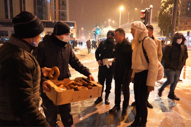 baskan-semih-sahin-esnaf-ve-vatandaslara-simit-ikram-etti3.jpg