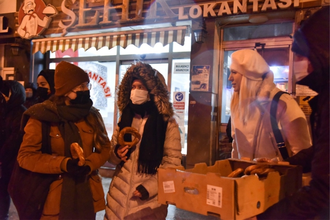 baskan-semih-sahin-esnaf-ve-vatandaslara-simit-ikram-etti4.jpg