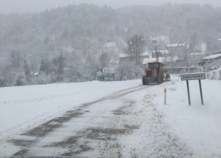 Kapanan köy yollarının ulaşıma açılması için seferber oldular