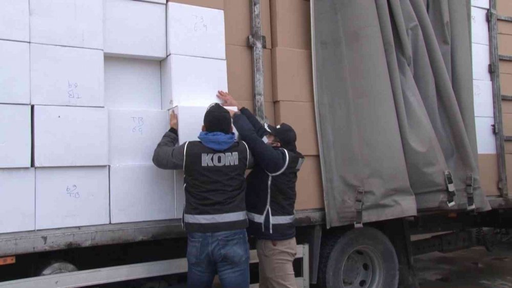 Durdurulan tırda 14 milyon 690 bin adet makaron ele geçirildi