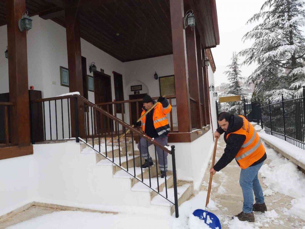 Şeyh Edebali Türbesi’nde ekiplerin kar mesaisi